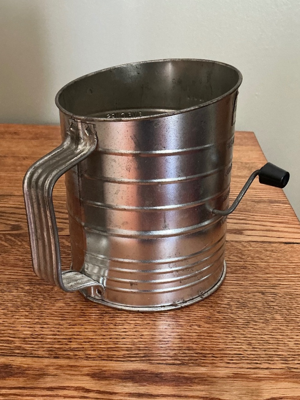 Vintage Bromwell 5 Cup Flour Sifter Measuring Kitchen Tool Metal USA - Picture 4 of 10